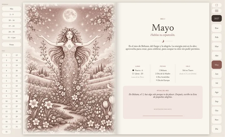 El journal 2027 abierto en una tablet por mayo: a la izquierda, la ilustración del mes; a la derecha, sus lunas, sus fechas y su ritual; a los lados, las pestañas de los meses, las semanas y los días.